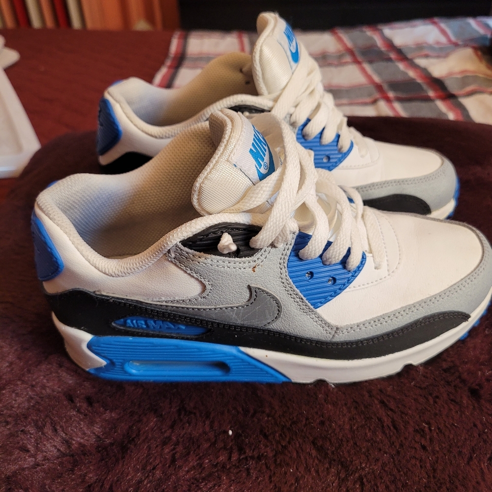 Sneakers - Picture 2 of 4
